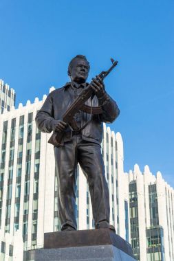 Moskova, Rusya - 2 Kasım. 2017. M. Kalaşnikof, Ak-47 Tasarımcısı Oryzheyny Lane'de anıt.