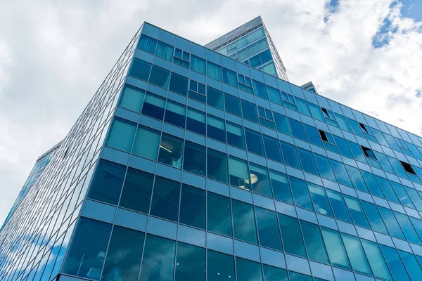 Edificio de oficinas de vidrio sobre fondo cielo — Foto de Stock