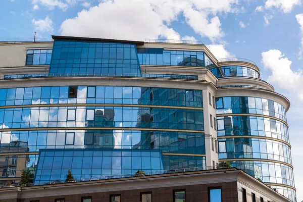 Schönes Bürogebäude aus Glas auf Himmelshintergrund — Stockfoto