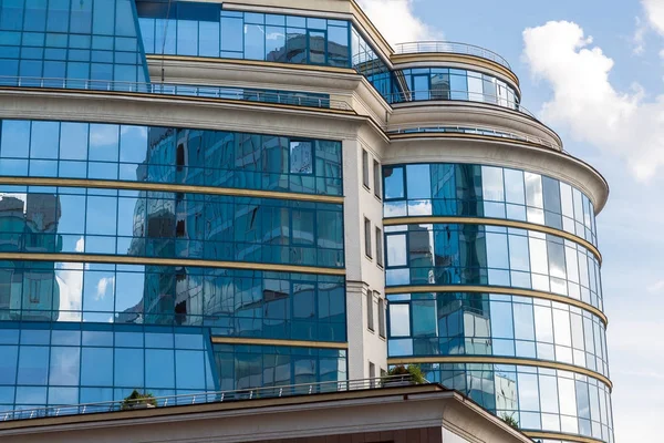 Vackra glas kontorsbyggnad på himmel bakgrund — Stockfoto