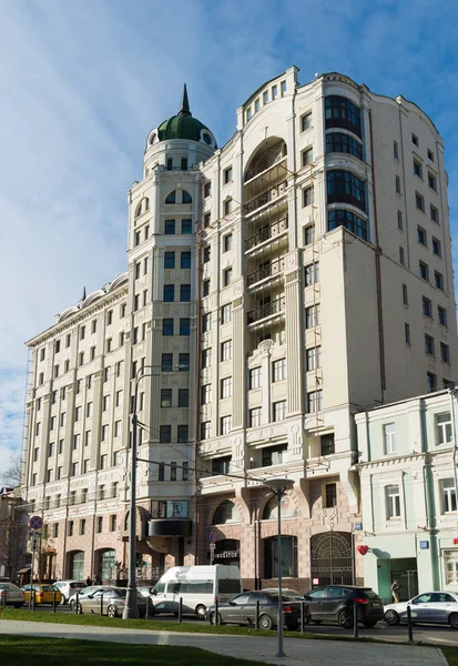 Moskau, Russland - 2. November. 2017. mayakovskaya plaza - business center in oruzeiny gasse — Stockfoto