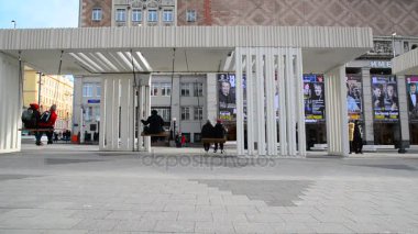 Moskova, Rusya - 2 Kasım. 2017. insanlar Zafer Meydanı salıncağa binmek
