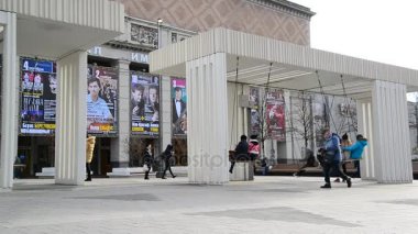 Moskova, Rusya - 2 Kasım. 2017. insanlar Zafer Meydanı salıncağa binmek