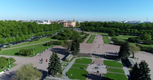 St. Petersburg, Rusko-červen 4. 2017. horní pohled na Marsu pole a Michajlovský zámek — Stock video