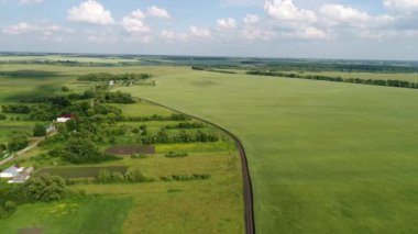 Köyün Rusya'nın dışında yer alan yeşil Mısır gevreği alanların