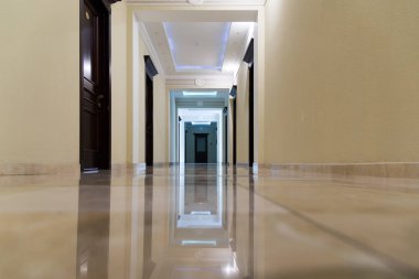 Otelde mermer zemin ile koridor