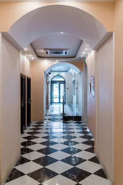 Korridor med marmorgolv i hotel — Stockfoto