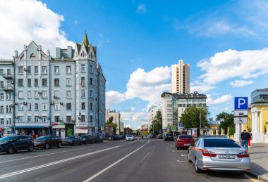 Moscow, Rusya Federasyonu - 24 Temmuz. 2017. Shchepkina Caddesi ve eski karlı ev