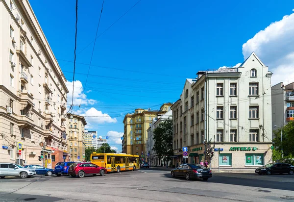 Moscou, Rússia - 24 de julho. Em 2017. Atravessando a rua Gilyarovsky e Trifonovskaya rua — Fotografia de Stock