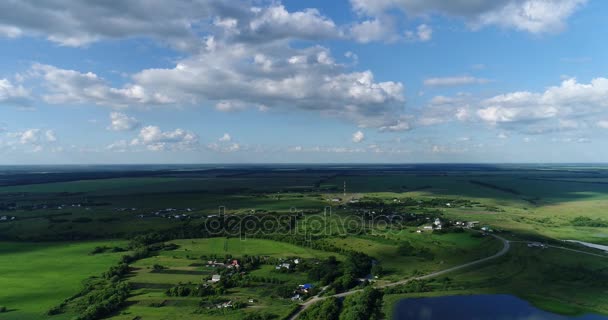Vue de quadrocopter à village avec rivière et étang en Russie 