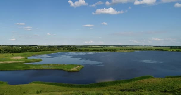 Levez-vous sur quadrocopter au-dessus de la campagne en Russie — Video