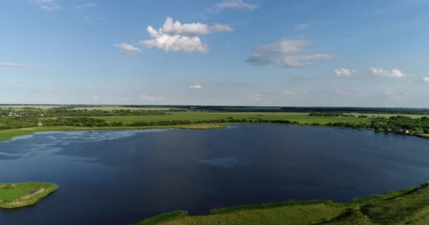 Utsikt över damm på landsbygden i Ryssland — Stockvideo