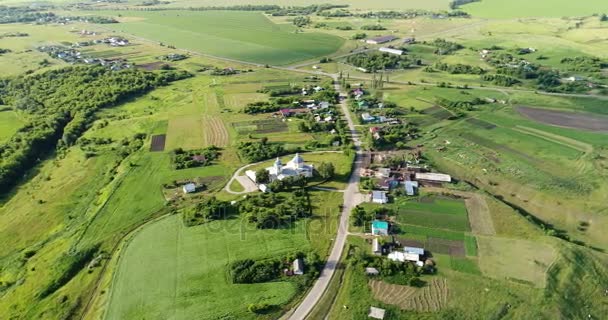 Vista do drone para a aldeia e para a igreja, Rússia — Vídeo de Stock