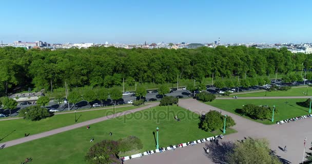 サンクトペテルブルク, ロシア連邦-6 月 4 日。2017 火星フィールドと車と道路の上部から見る — ストック動画