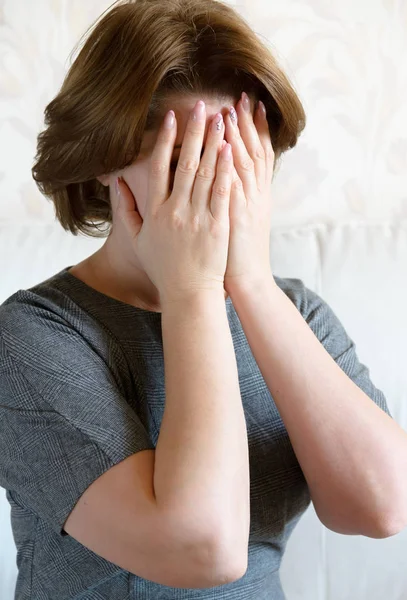 Mujer cubriéndose la cara con la mano. Depresión — Foto de Stock