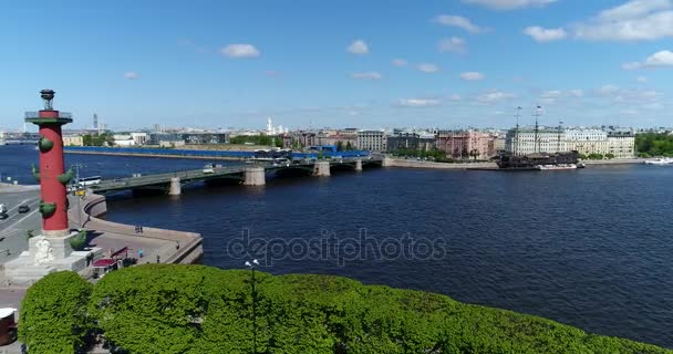 San Petersburgo, Rusia - Junio 04.2017. Vista sobre las columnas rostrales de la isla Vasilievsky y el puente Birzevoy — Vídeos de Stock