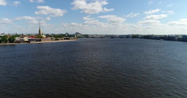 ピーターとポールの要塞、サンクトペテルブルクのネヴァ川からうさぎ島 — ストック動画