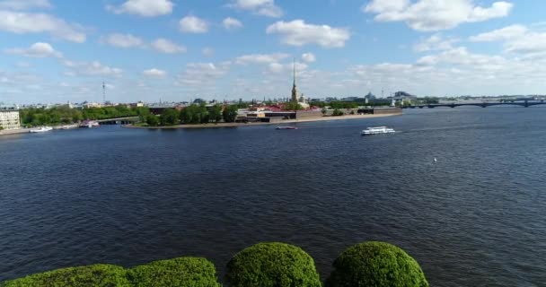 St. petersburg, russland - juni 04.2017. festung peter und paul und haseninsel aus der neva — Stockvideo