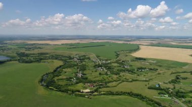Drone Köyü ve Rusya'da tarım alanları üzerinde uçan
