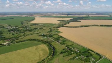 Drone Köyü ve Rusya'da tarım alanları üzerinde uçan