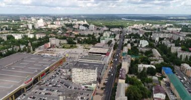 Lipetsk, Rusya Federasyonu - 11 Temmuz. 2017. şehrin Sovetskaya cadde boyunca üzerinden uçuş
