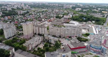Lipetsk, Rusya Federasyonu - 11 Temmuz. 2017. zafer Meydanı yakınındaki şehir üzerinde uçuş
