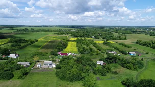 Uitzicht vanaf de drone naar dorp van centrale deel van Rusland — Stockvideo