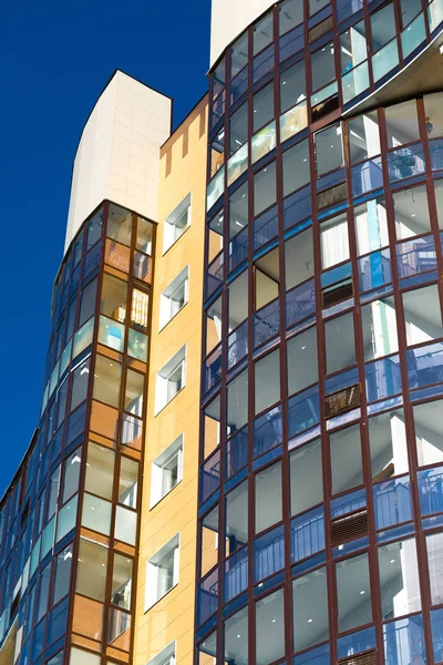 Fragmento de hermosa casa de apartamentos moderna con balcones — Foto de Stock