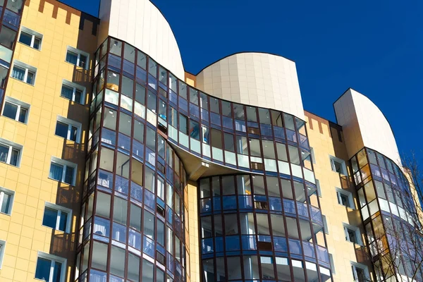 Fragment de belle maison moderne avec balcons — Photo