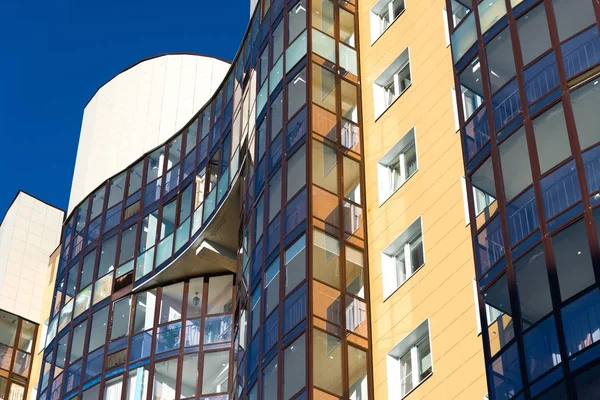 Фрагмент современного красивого жилого дома с балконами — стоковое фото