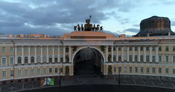 Санкт-Петербург, Россия - 5 июня. 2017. пролет вдоль арки главного штаба на вершину — стоковое видео
