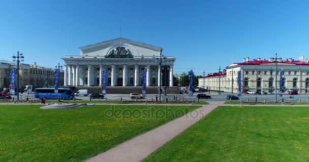 St. Petersburg, Ryssland - 5 juni. 2017. vy av byggnaden av utbytet på pilen Vasilyevsky Island — Stockvideo