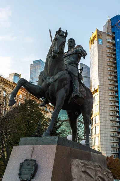 Moskau, russland -November 2. 2017. Denkmal für den russischen General Bagration vor dem Business Center Tower-2000 — Stockfoto