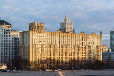 Moscow, Rusya Federasyonu-2 Kasım. 2017. Smolenskaya setin üzerine imparatorluk tarzı mimaride Stalinist evi