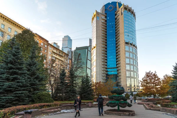 Moscú, Rusia - 2 de noviembre. 2017. Centro de negocios Tower-2000 en Bagration Square — Foto de Stock