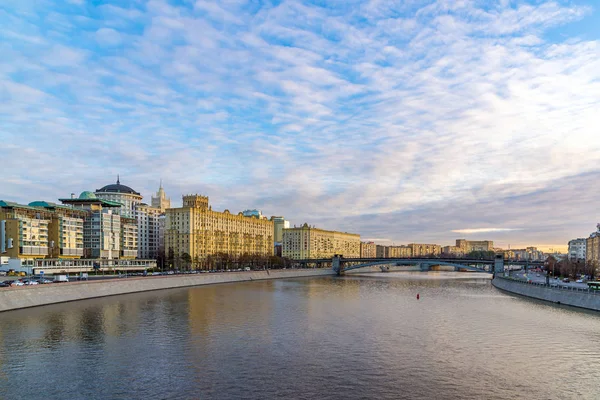 Moskau, russland -November 2. 2017. Blick auf den Smolenskaja Damm und die Borodino Brücke — Stockfoto