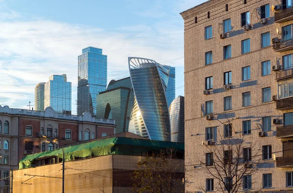 Moscow, Russia -November 2. 2017. Old houses and modern skyscrapers — Stock Photo, Image