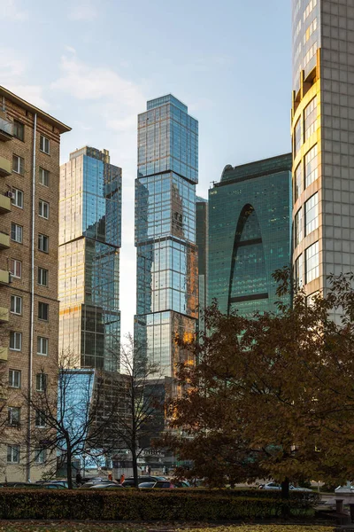 Moskwa, Rosja-2 listopada. 2017. starych domów i nowoczesnych drapaczy chmur — Zdjęcie stockowe