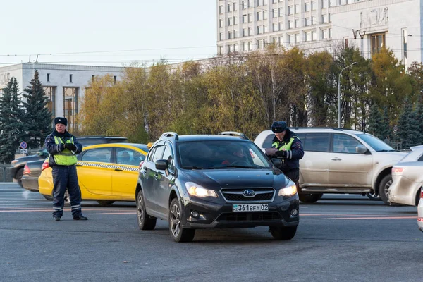 Moscow, Rusya Federasyonu-2 Kasım. 2017. devlet trafik güvenlik Müfettişliği çalışanlarının Kazakistan sürücü belgeleri kontrol edin.