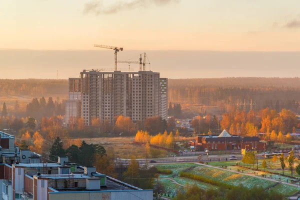 Construcción de casa residencial de varios pisos al amanecer — Foto de Stock