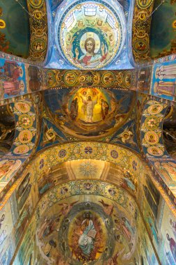 St. Petersburg, Rusya - 6 Haziran 2017. Katedrali, diriliş, İsa'nın mozaik tavan süslenmiş