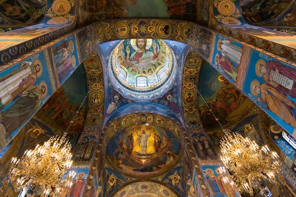 San Petersburgo, Rusia - 6 de junio de 2017. techo decorado con mosaico en la Catedral de la Resurrección de Cristo — Foto de Stock