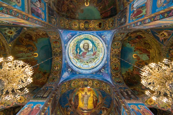 São Petersburgo, Rússia - 6 de junho de 2017. teto decorado com mosaico na Catedral da Ressurreição de Cristo — Fotografia de Stock