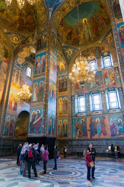 San Petersburgo, Rusia 6 de junio de 2017. Turistas en Iglesia del Salvador sobre Sangre o Catedral de la Resurrección de Cristo — Foto de Stock