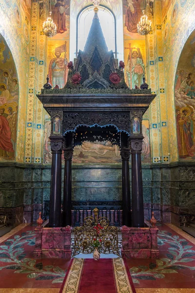 Санкт-Петербург, Россия - 6 июня 2017 года. Навес над местом убийства императора 3 в соборе Воскресения Христова — стоковое фото