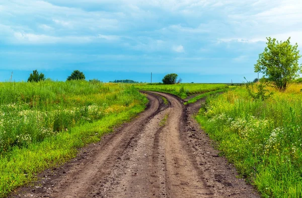 Paisaje rural con una carretera —  Fotos de Stock