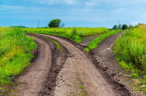 Paisaje rural con una carretera —  Fotos de Stock