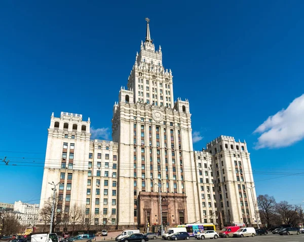 Moscow, Oroszország - április 04, 2016-ban. Sztálin felhőkarcoló a tér Krasnie Vorota — Stock Fotó