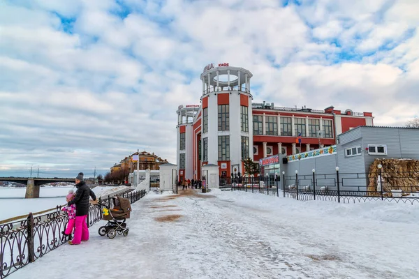 Tver, Rússia - 27 de fevereiro. 2016. Estrela de cinema no aterro Stepan Razin no inverno — Fotografia de Stock