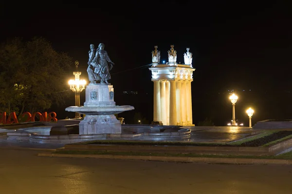 Volgograd, Ryssland - 1 November. 2016. fontän konst och pelargången på centrala vallen. — Stockfoto